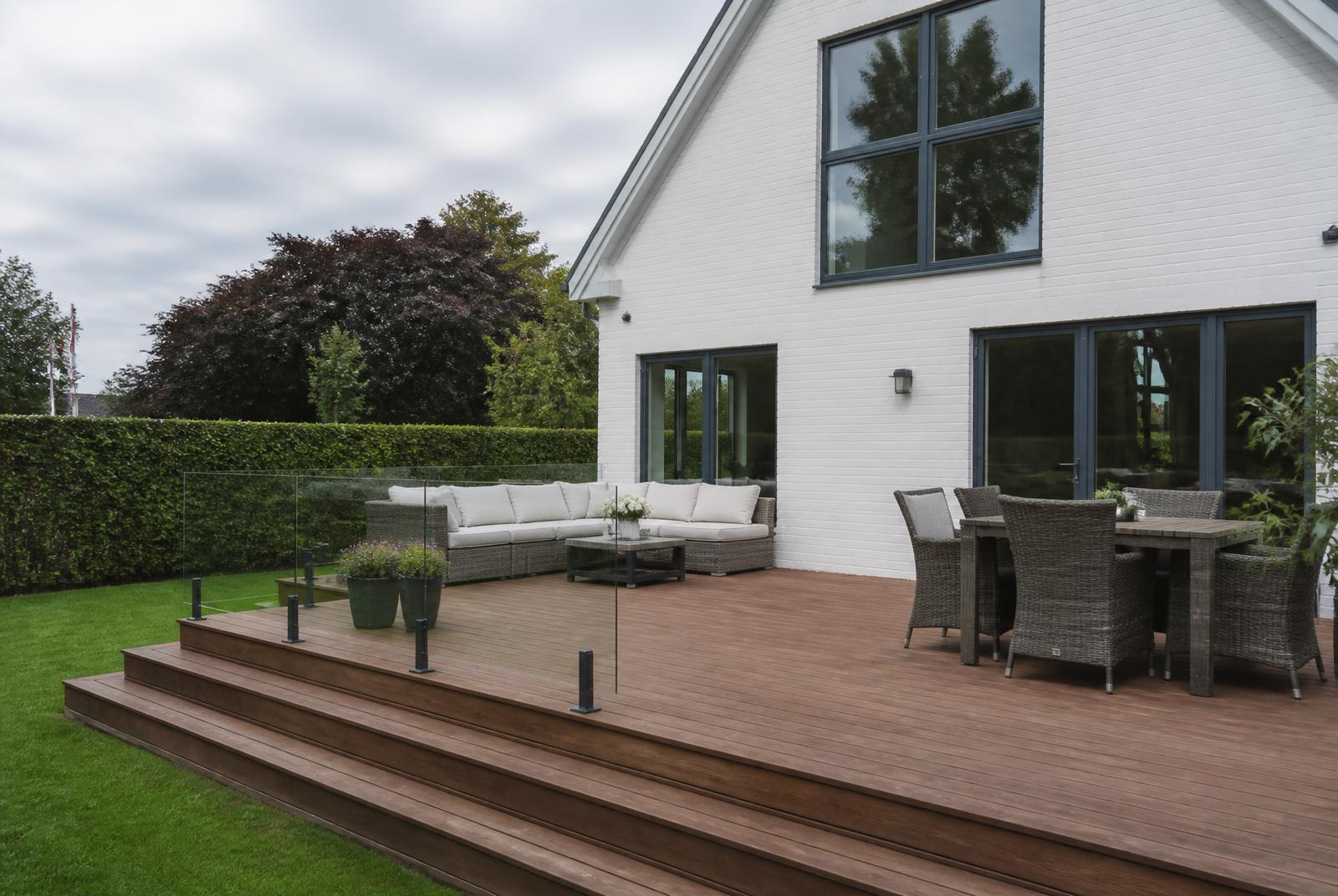 Færdig træterrasse ved en hvid dansk villa